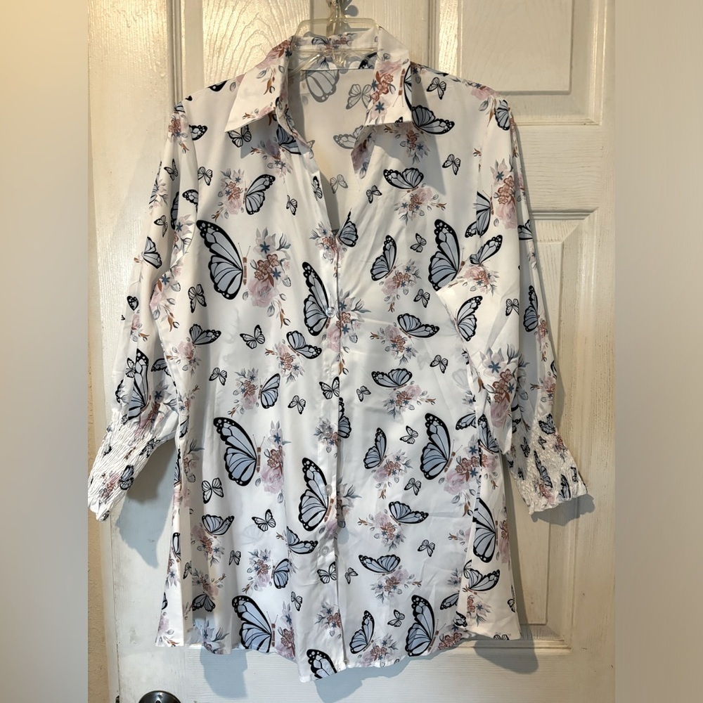 NWOT “Camisa “ Butterfly Collared Blouse With Gathered Mid Length Sleeves